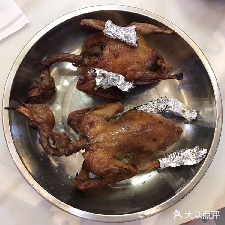 做法:前一晚用盐同奥尔良粉帮鸽仔做个马杀鸡