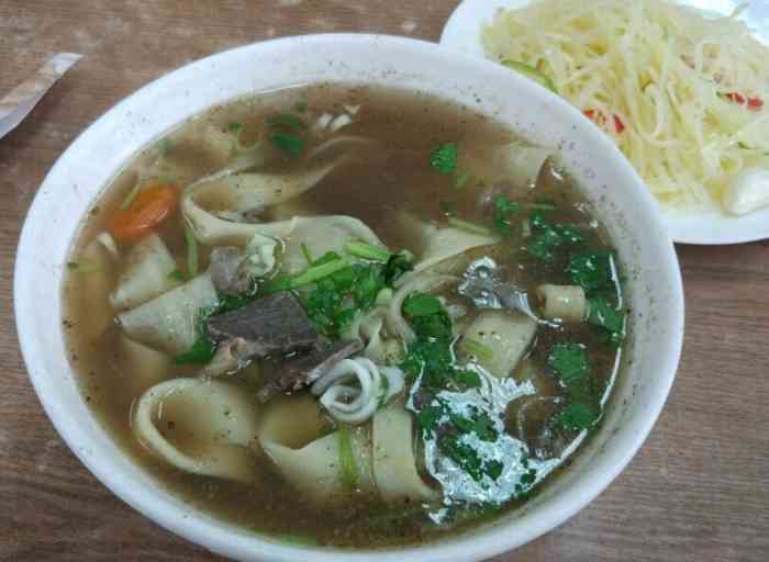 群英楼什锦手拉面(东四店)-"「三棱面」晚上出去玩,本来要吃个烤肉,后