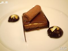 特浓巧克力香脆慕斯伴青柠忌廉配巧克力青-Caprice(香港四季酒店)
