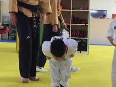 场馆里，学院向国旗敬礼。-尚恩跆拳道(常营店)