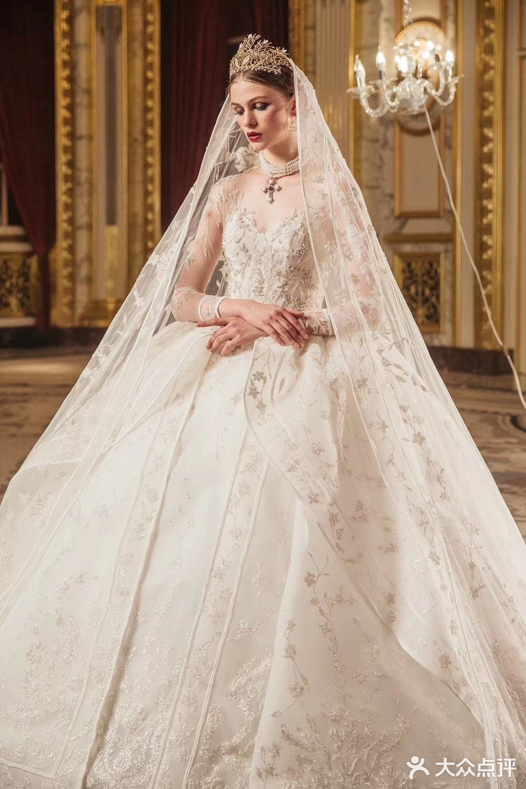 如果你喜欢奢华又大气的婚纱那你一定不要错过杜娟婚纱