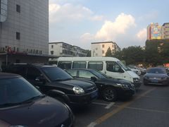 -沃尔玛购物广场-停车场
