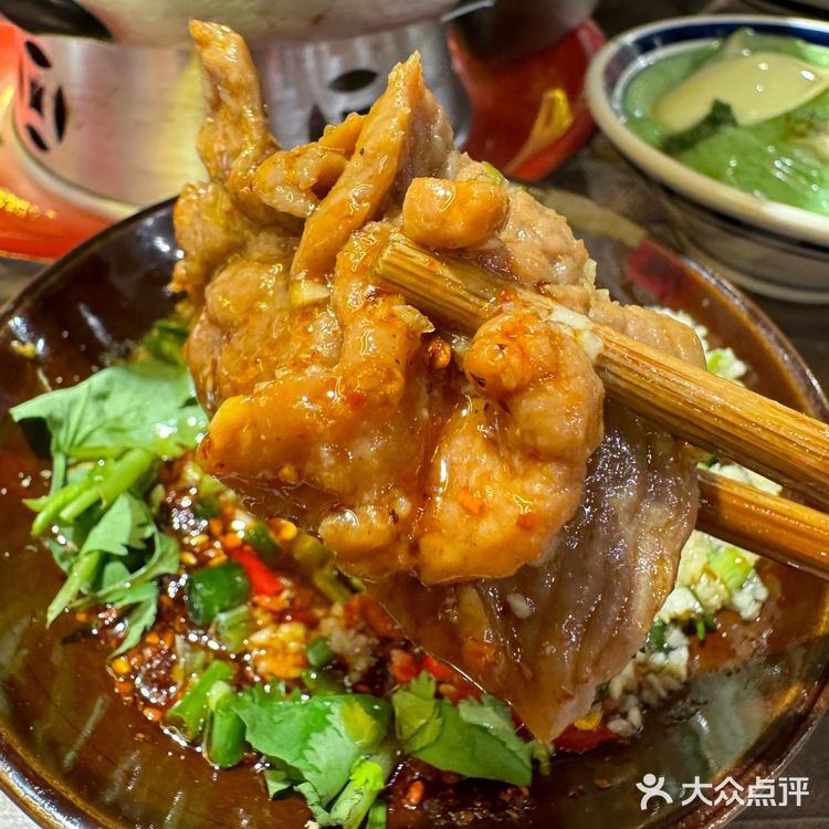 推荐他家的跷脚牛肉锅，里面真的超多牛肉，配上秘制料碟