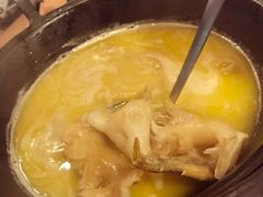 浓厚原只鸡煲花胶汤-鲜入围煮花胶鸡海鲜火锅