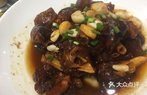 Braised Chengling Black-and-White Pig Trotters