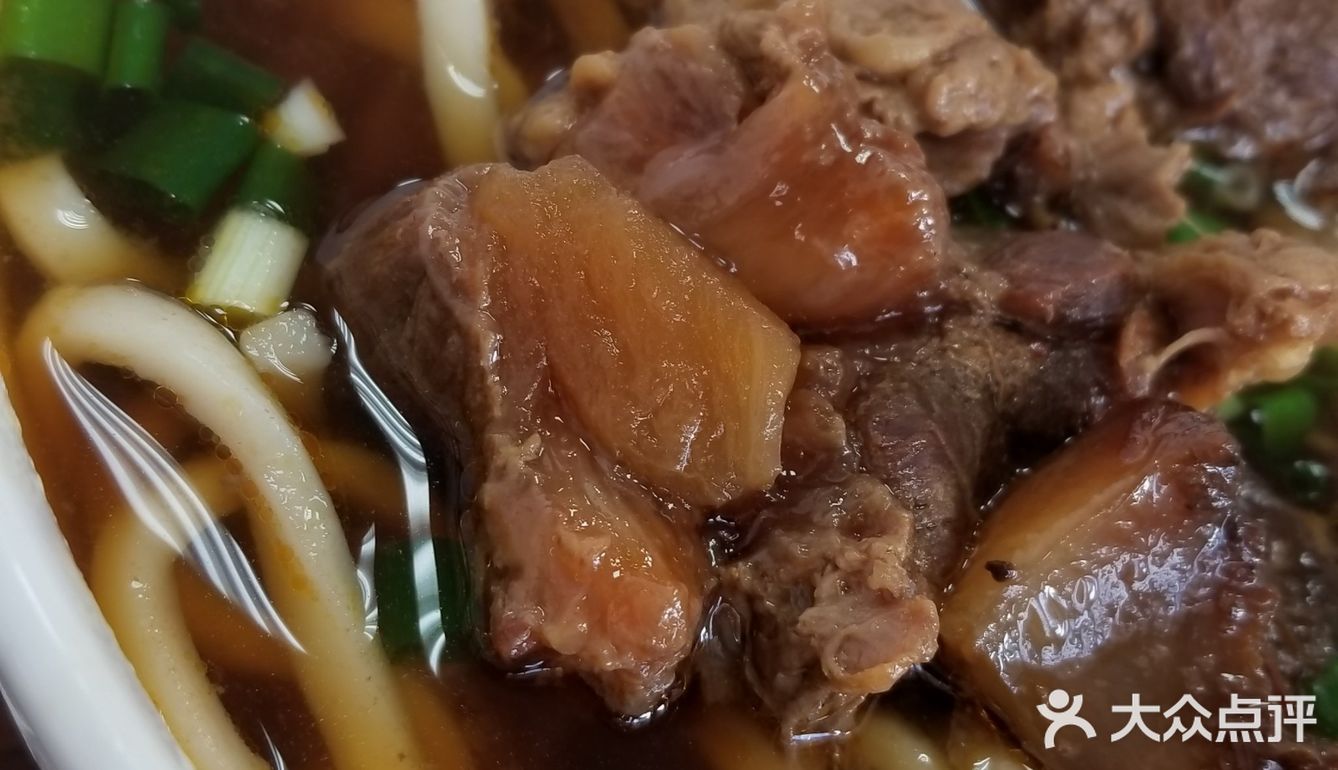 面很劲道，汤头馥郁，筋膜炖到半透明