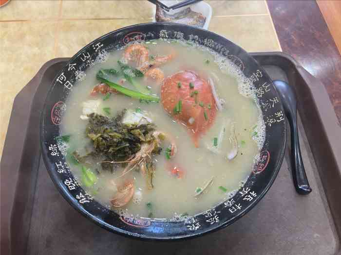 沈家门海鲜面-"晚上路过,大众点评团购了了份鲜虾熏鱼面,.