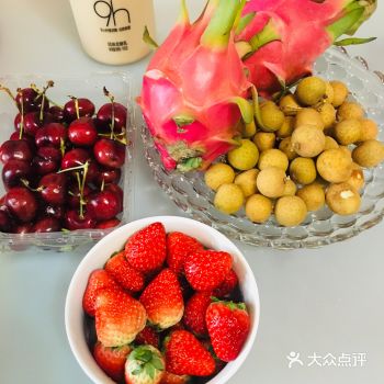 老爸给我买了最爱的车厘子和草莓，还不错