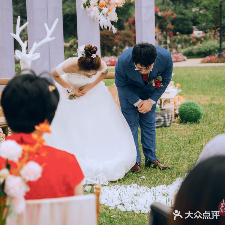 『草坪婚礼｜户外婚礼的绝美颜色』