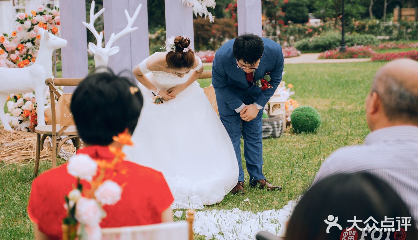 『草坪婚礼｜户外婚礼的绝美颜色』