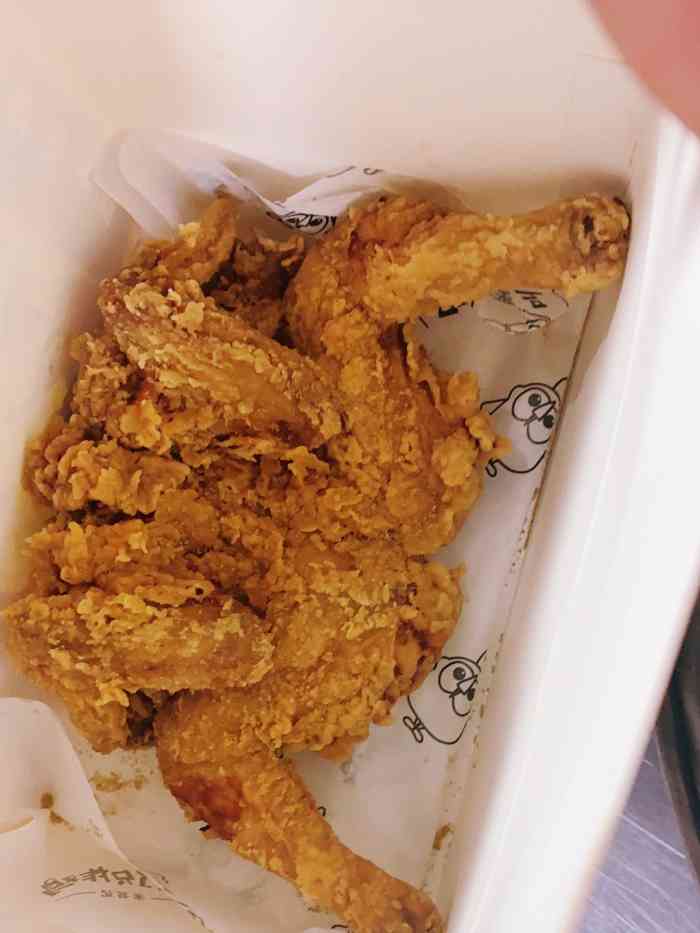 套餐物美价廉,鸡炸的很酥,很嫩,鸡腿贼大,鸡翅很棒,还有两罐王老吉,真