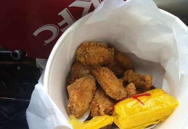 肯德基(绍兴中兴店)-"太阳下走走逛逛走累了就到#kfc#坐一会.