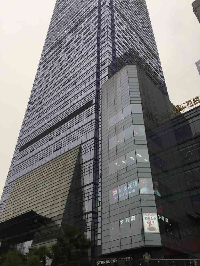 大坪英利大融城-"商场整体看起来很高大上,现代化的摩登大厦.