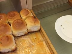 那么大个苍蝇叮在面包上，我拍照的时候服务员也没有反应，非常习以为常！-碧桂园凤凰城酒店(南京店)