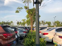 -奕欧来上海购物村停车场