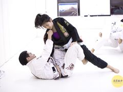 -菠萝格斗巴西柔术训练馆