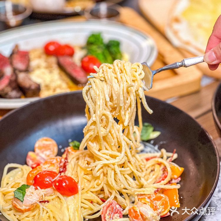 四楼这家设计感满满的西餐厅也太扎眼了