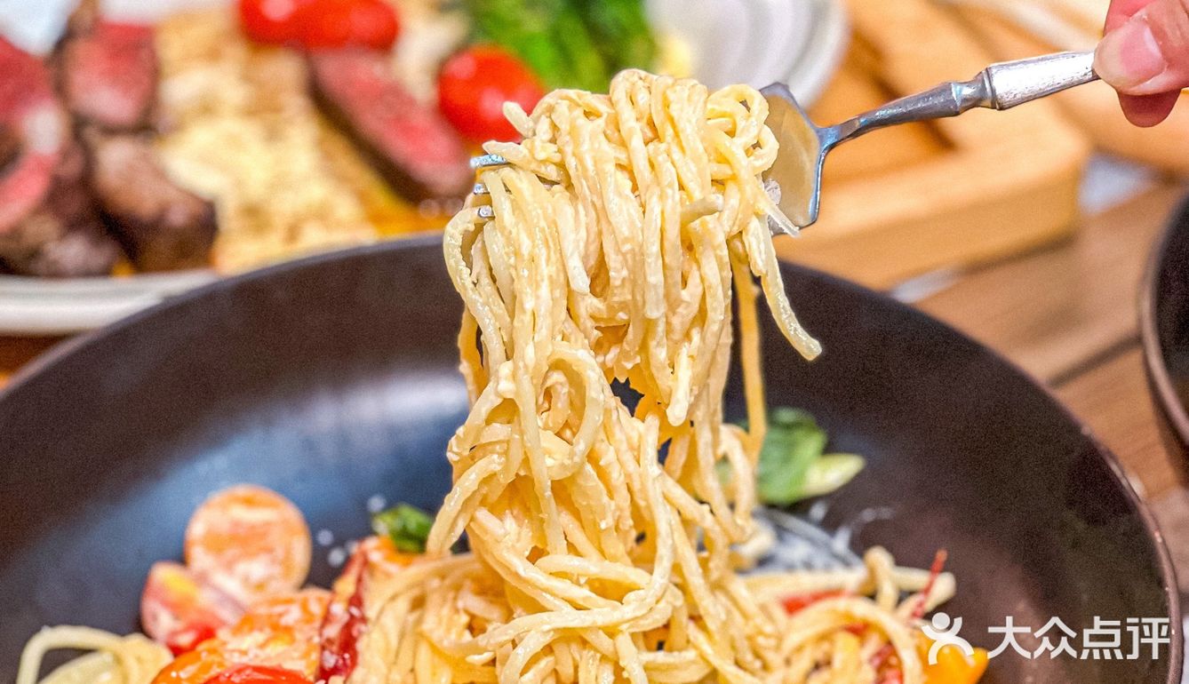 四楼这家设计感满满的西餐厅也太扎眼了