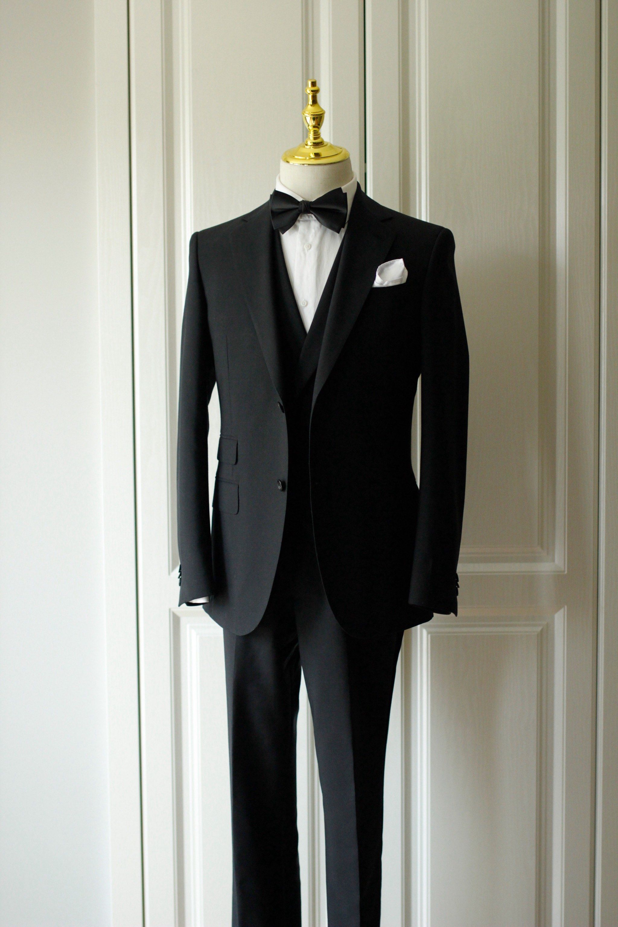 总是时常出现在我们的眼里

不过黑色西装想要穿得好
面料质感