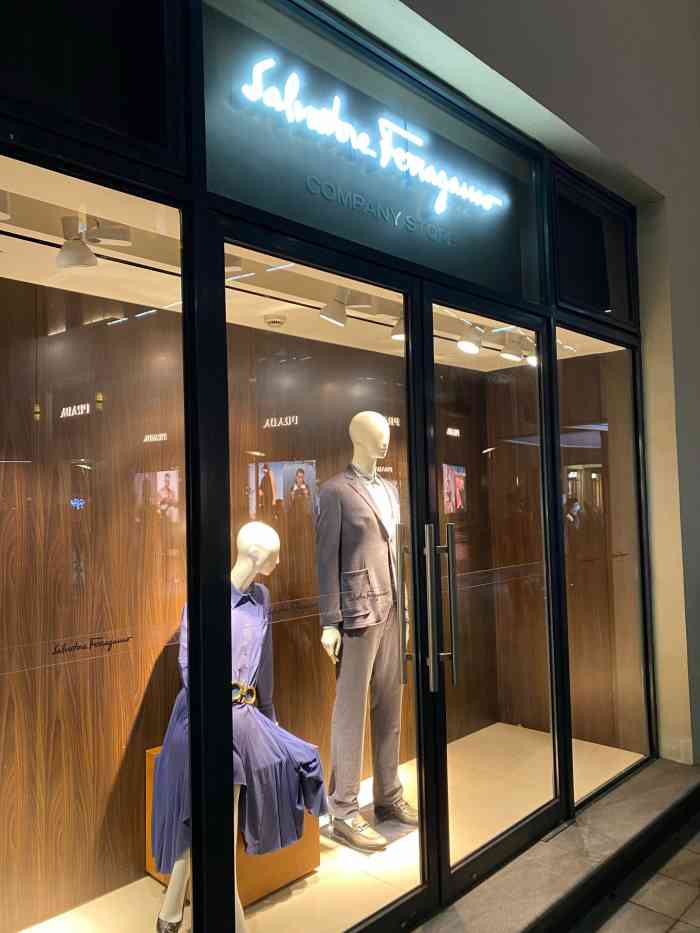 菲拉格慕(沪青平公路奥特莱斯店)-"今天去那边进去逛了下虽说是折扣店