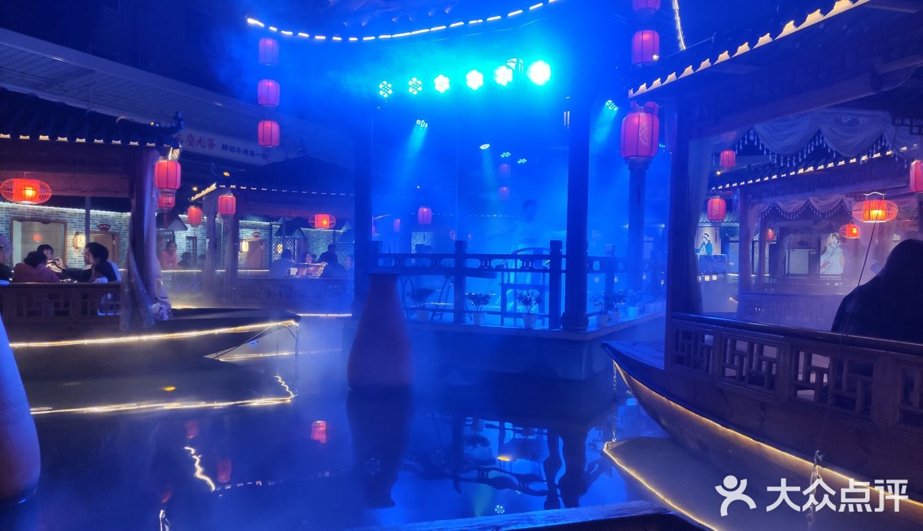 你以为我们是在拍艺术照吗？不，我们是在吃火锅！！
