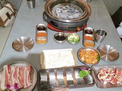 -围炉肉舍•炭烤活鳗•丹东海鲜烤肉(步行街店)