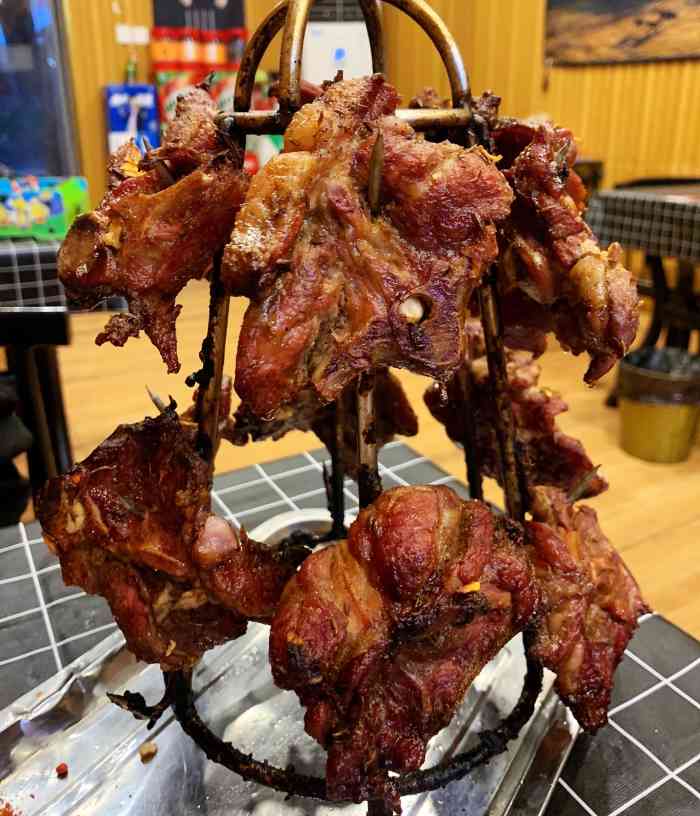 食麦与羊烧烤-"烤串配大乌苏,夏季必备[偷笑][偷笑] .