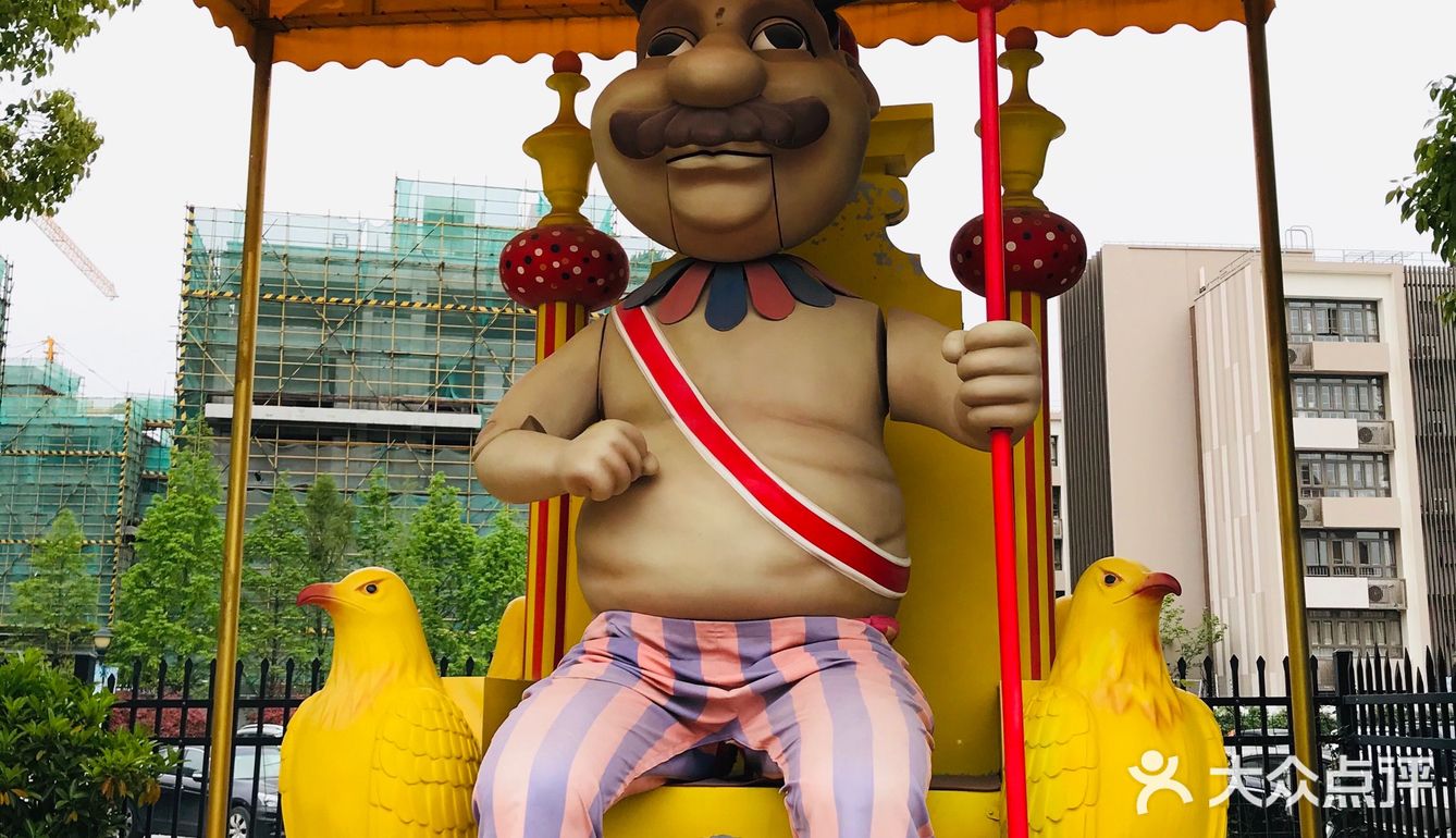 要1米1以上很可惜娃上不去园区有很多滑滑梯