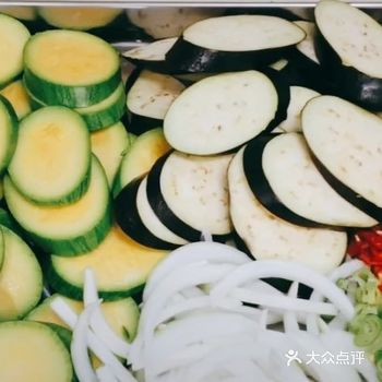 青辣椒1-2个，红辣椒1个，浓酱油2勺，辣椒粉1.5勺