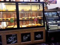 面包甜点陈列柜-啊噗吐呦现场烘焙(麦凯乐店)