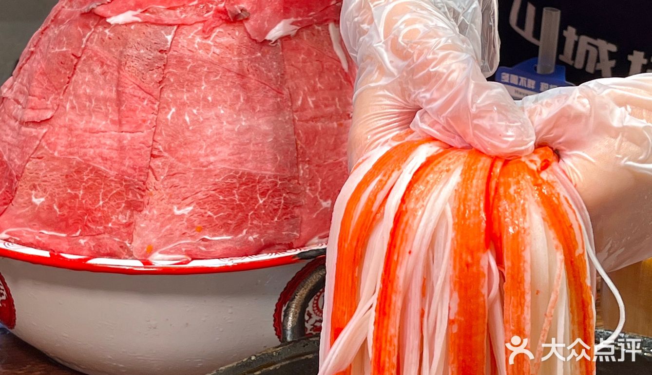 成都！老外冒雨来吃的社区火锅！现切牛肉9.9