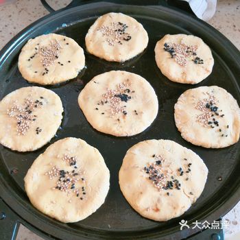 《6》按扁包子红糖馅，每个小饼上撒点小芝麻