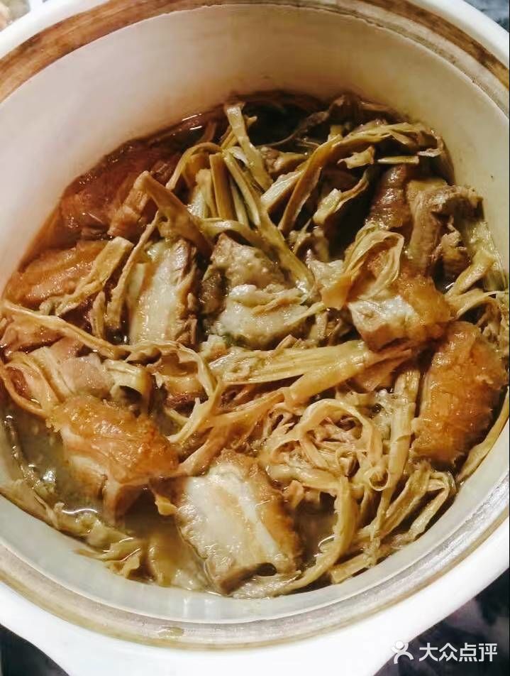 笋干焖烧肉，笋脆肉香，令我吃多碗饭