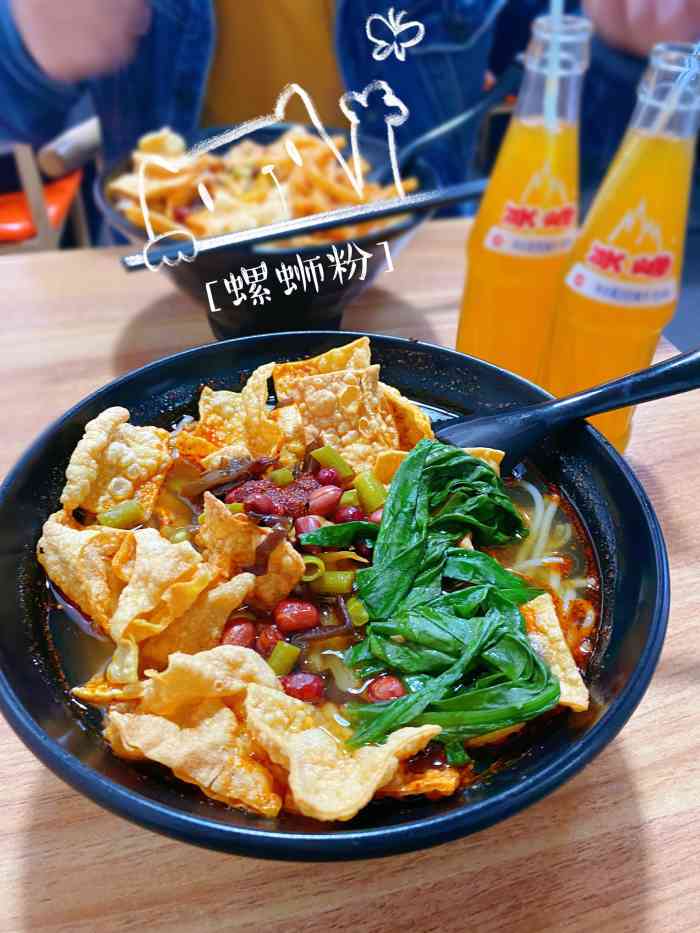 聚宝螺蛳粉(西安总店)-"[薄荷]环境:店外面写着:这世界上只有.