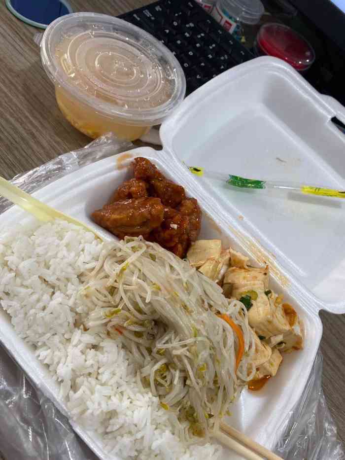 东东自选快餐(黄埔店)-"在靠近黄埔港湾路b5总站附近,办证中心的.