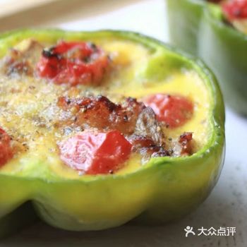 食材 甜椒两个，鸡蛋两个，洋葱末，牛肉末，蘑菇