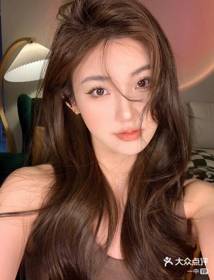 一中 2月21日 22:23 关注 焦糖色这款颜色比较显肤色白整体效果特别