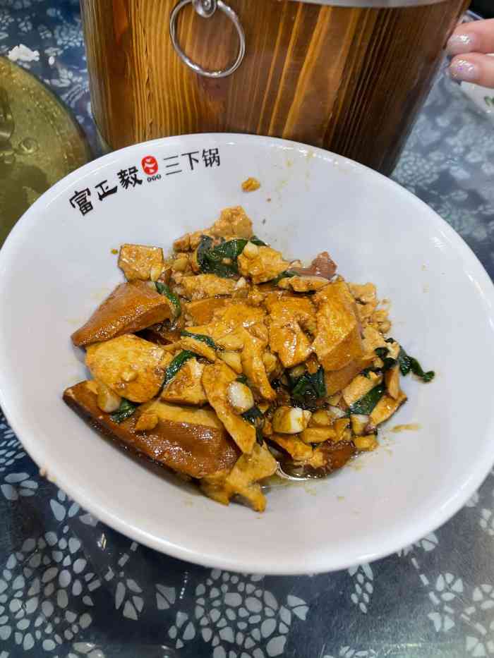 富正毅三下锅(魅力湘西店)-"现在是旅游淡季,加上疫情影响,张家界的人