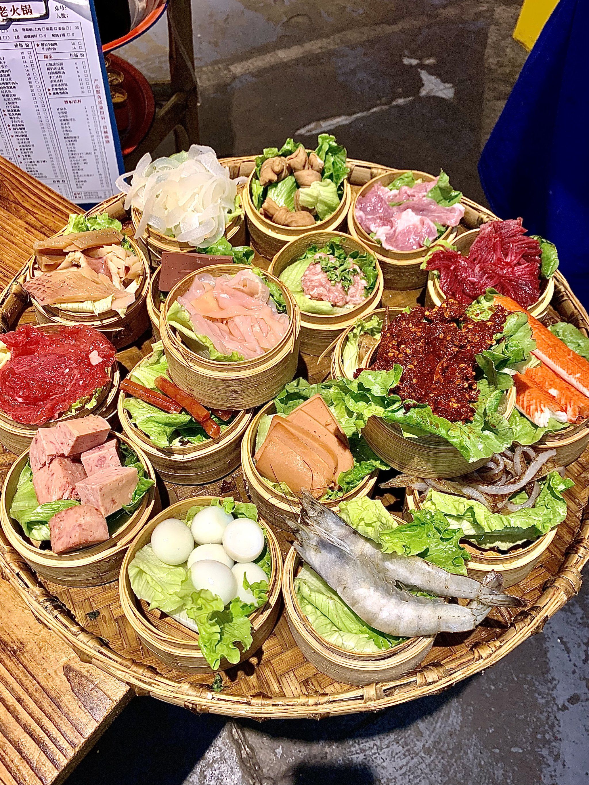 大快朵颐的火锅菜盘