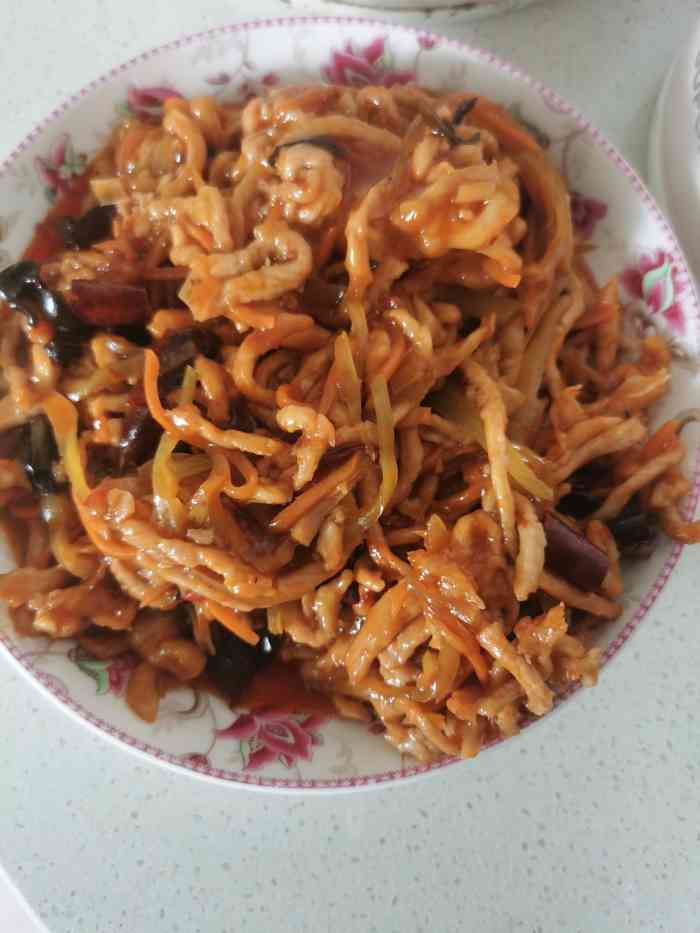 打分 订的外卖,鱼香肉丝量很足,味道也是我喜欢的酸甜口,很好吃
