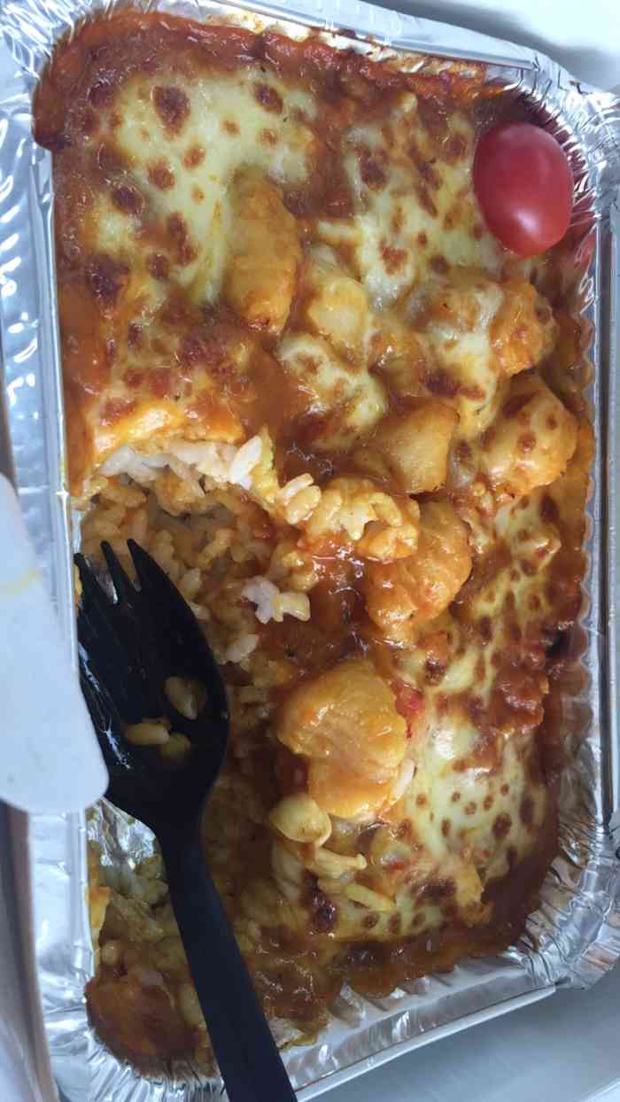 同事帮忙点的外卖我下楼去拿,我说42楼的三份,外卖员一个劲地说,点的