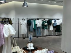 -URBAN REVIVO(高德置地广场·春广场店)