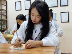 -贺加贝化妆美甲培训学校
