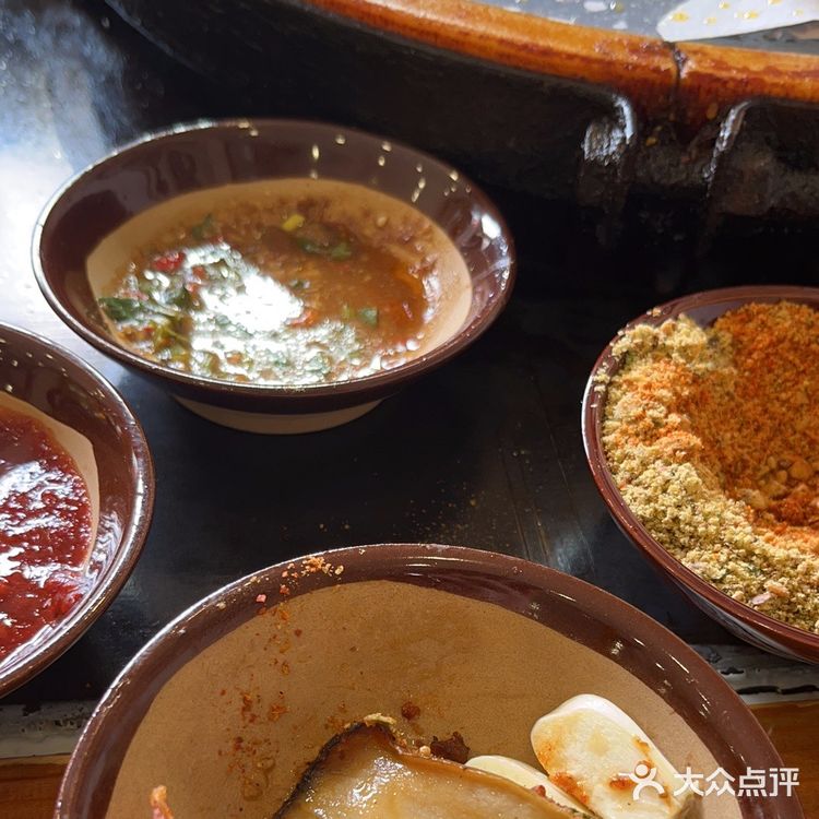 这家餐厅环境很好，非常干净整洁，食物不