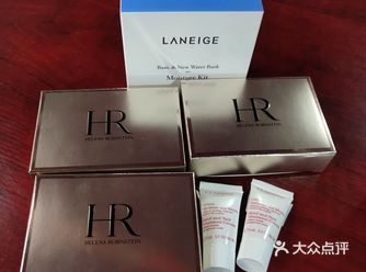 今天去观音桥步行街，新世纪百货门口有一台郝莲娜的小样