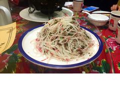 小水萝卜拌香椿芽-闯关东东北农家菜(崂山石老人店)