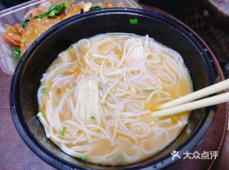 今天晚上，好饿但是又不知道吃什么，好烦看见同事点外卖