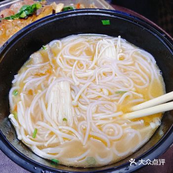 今天晚上，好饿但是又不知道吃什么，好烦看见同事点外卖