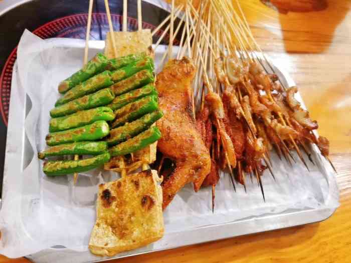 胡记烧烤-"晚上跟朋友想吃烧烤 开到渭西这吃的是挺多.