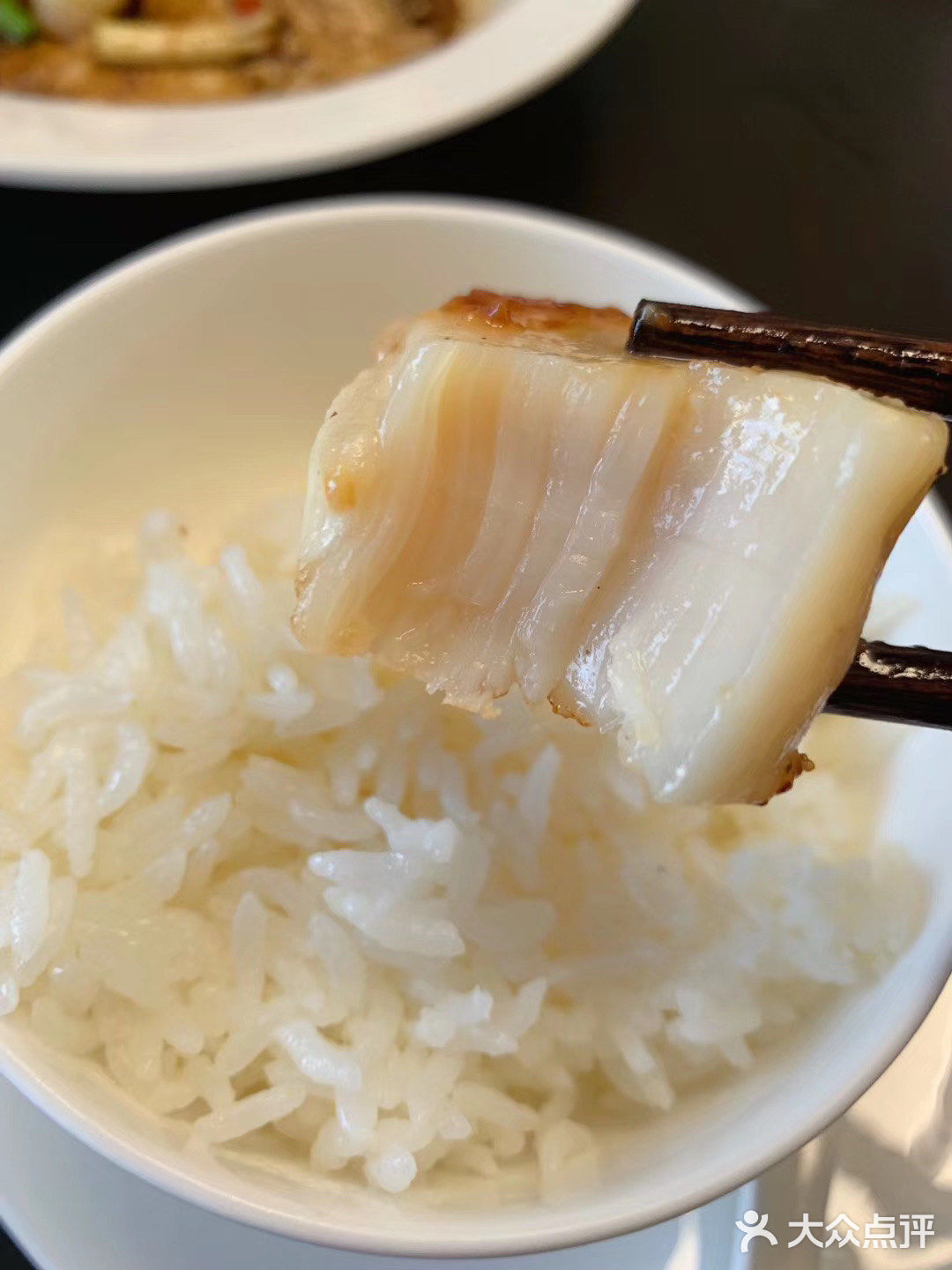 关火，用筷子夹到贝肉的周围。锅里的炒菜汁水不要倒了